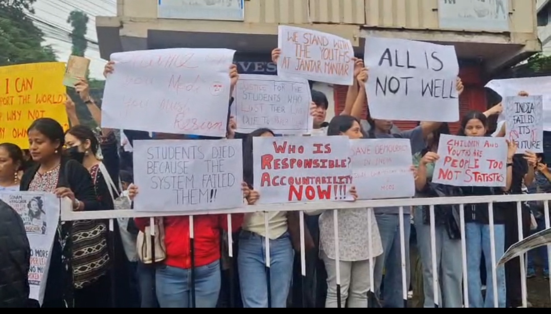 Kyrshan ki Samla pule ïa ka jingiakhih ha Jantar Mantar, rah Placard ha Nongbah Shillong