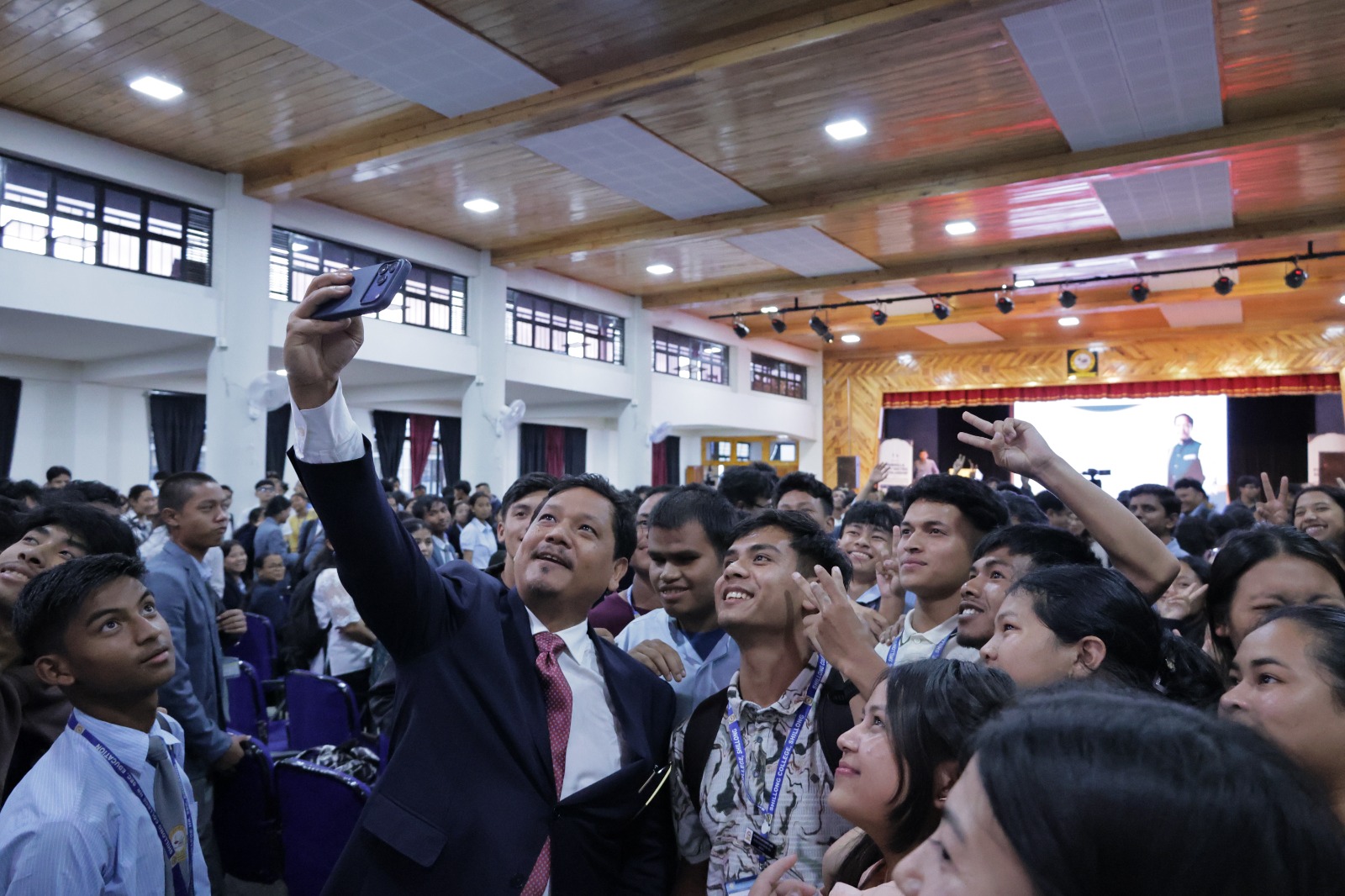Pyllait u Conrad Sangma ïa ka scholarship palat Khyndai Phew hajar tam ki samla pule kin sa ioh pdiang