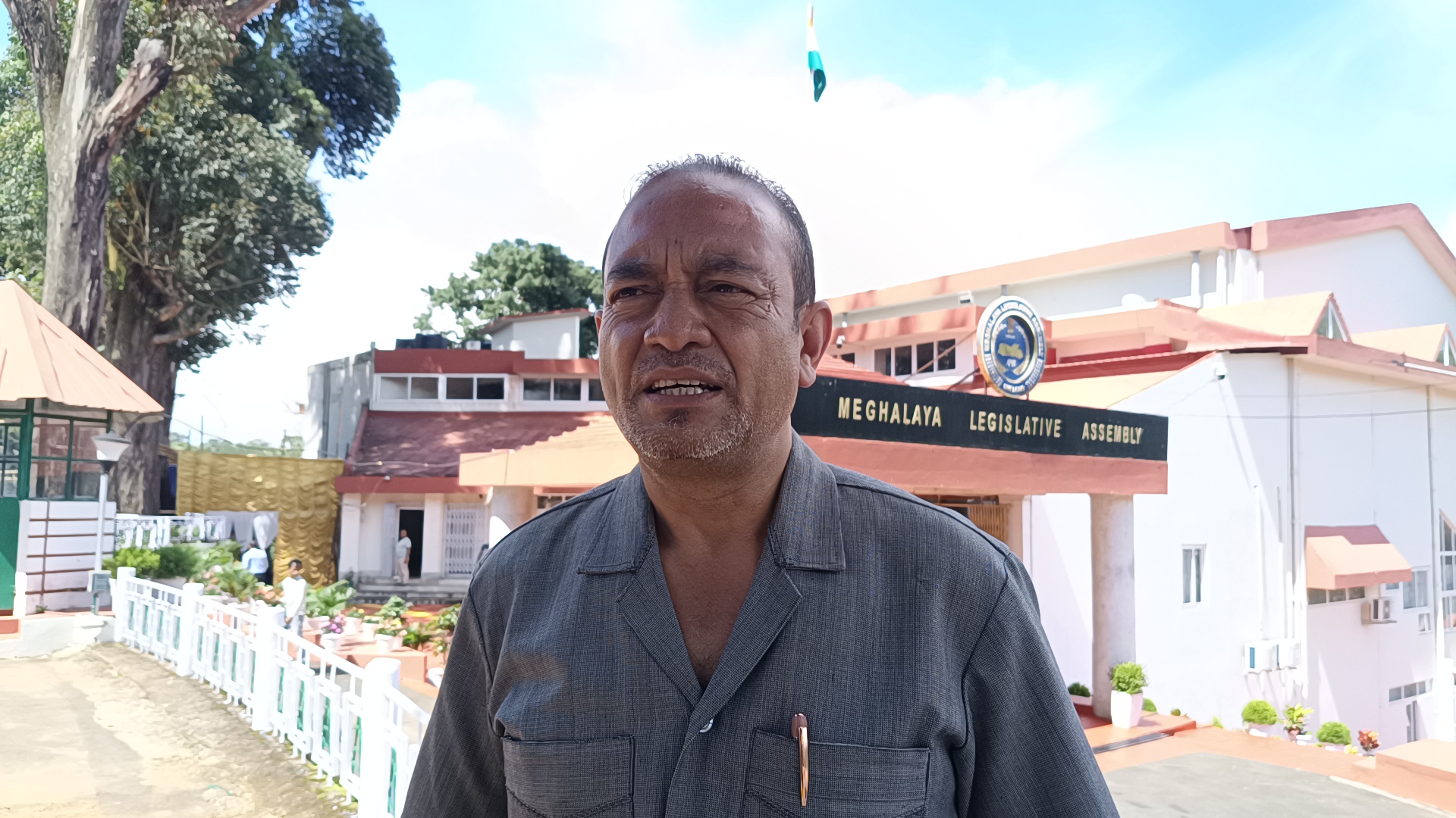 KHLEM PYNTEM IA KA VANDE MATARAM HA KA SNGI SDANG KA DORBAR SYNRAI, AI KHUBLEI U BAH ADELBERT IA KA SORKAR
