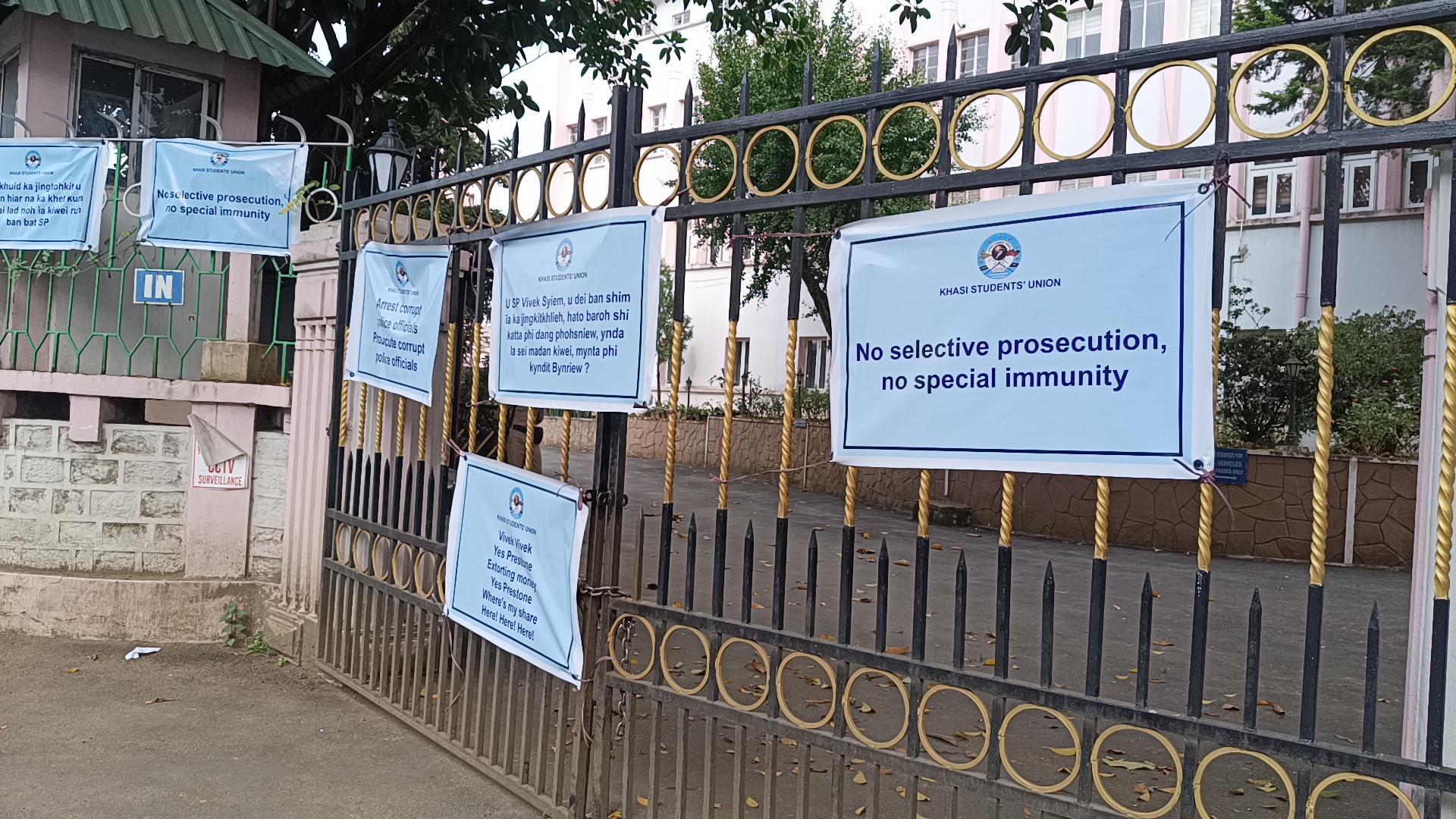 Wah banner ka KSU ha ophis trei kam u SP ka East Khasi Hills bad Secretariat, halor ka jingdawa pisa beaiñ ki pulit
